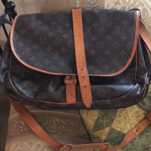 Louis Vuitton Samur 35